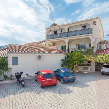 And With Parking Space Marina, Trogir - 5953 Guest house 3*