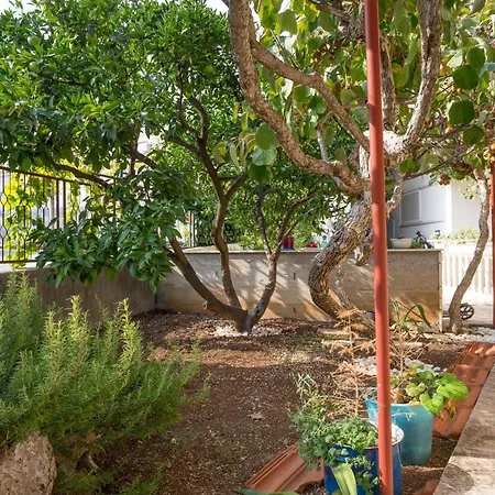 And With Parking Space Marina, Trogir - 5953 Guest house