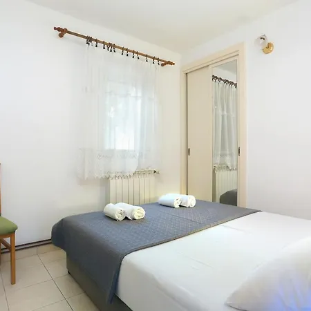 And With Parking Space Marina, Trogir - 5953 Guest house