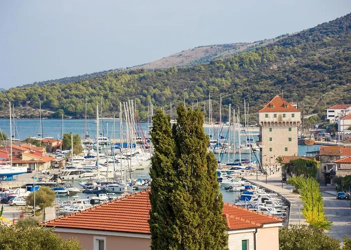 And With Parking Space Marina, Trogir - 5953 Casa de hóspedes